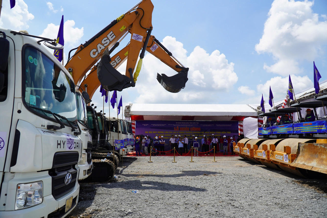 Phó Thủ tướng thường trực Nguyễn Hoà Bình dự Lễ khởi công cầu Ba Lai 8 tại Bến Tre