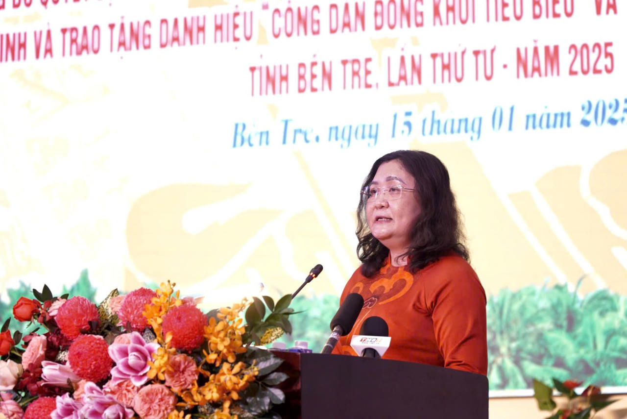 Phó Thủ tướng Lê Thành Long trao Quyết định công nhận Ngày truyền thống tỉnh Bến Tre