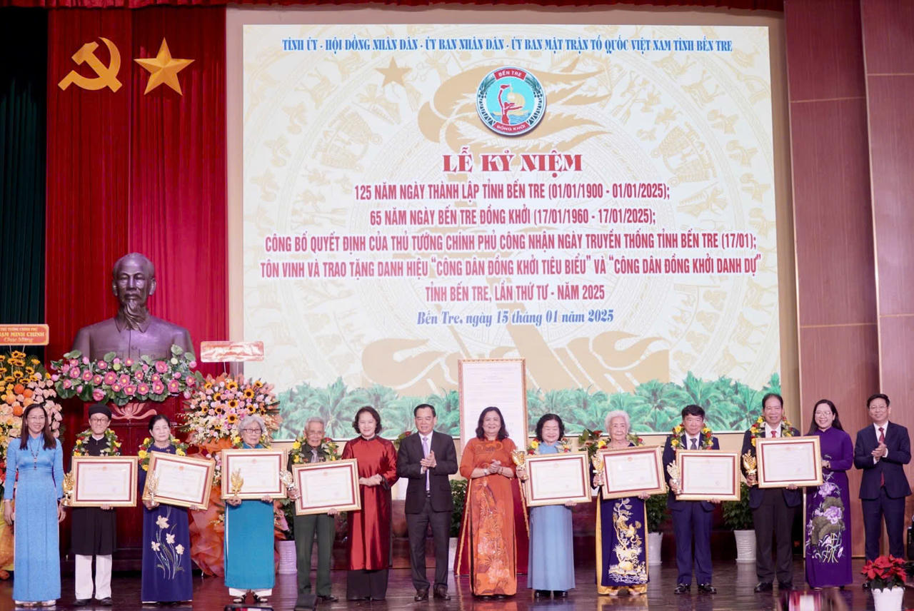 Phó Thủ tướng Lê Thành Long trao Quyết định công nhận Ngày truyền thống tỉnh Bến Tre