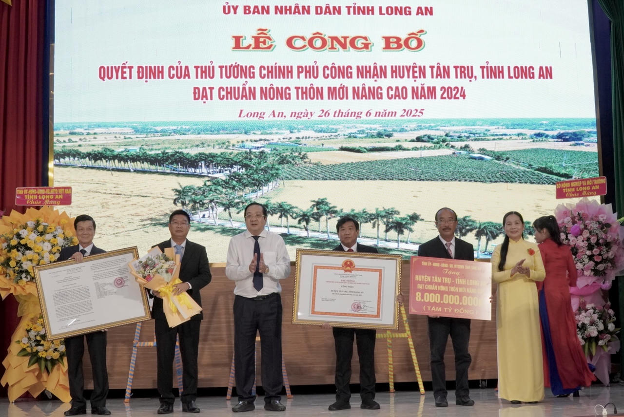 Tân Trụ đón Huân chương Lao động Hạng Ba và đạt chuẩn huyện nông thôn mới nâng cao