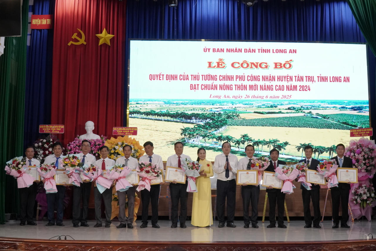 Tân Trụ đón Huân chương Lao động Hạng Ba và đạt chuẩn huyện nông thôn mới nâng cao