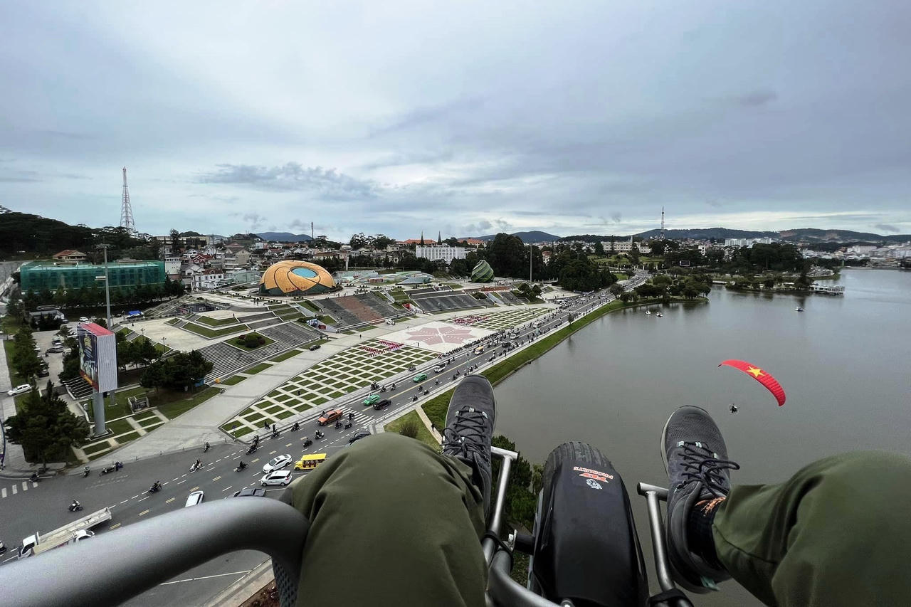 Festival hoa Đà Lạt 2022 khác biệt với dù lượn trên không