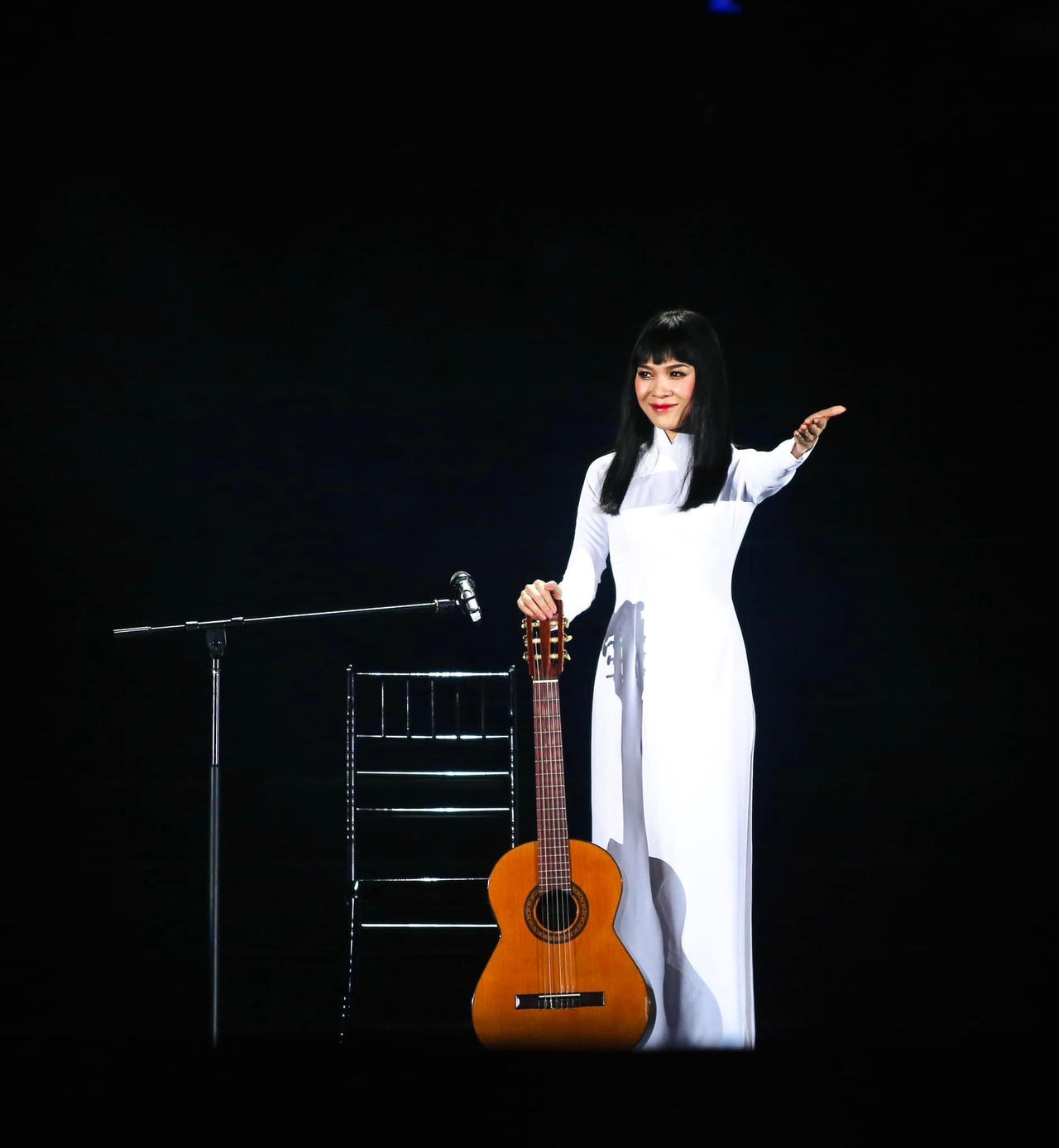 Mỹ Tâm quỳ gối, bật khóc cảm ơn 30.000 khán giả “Tri âm”