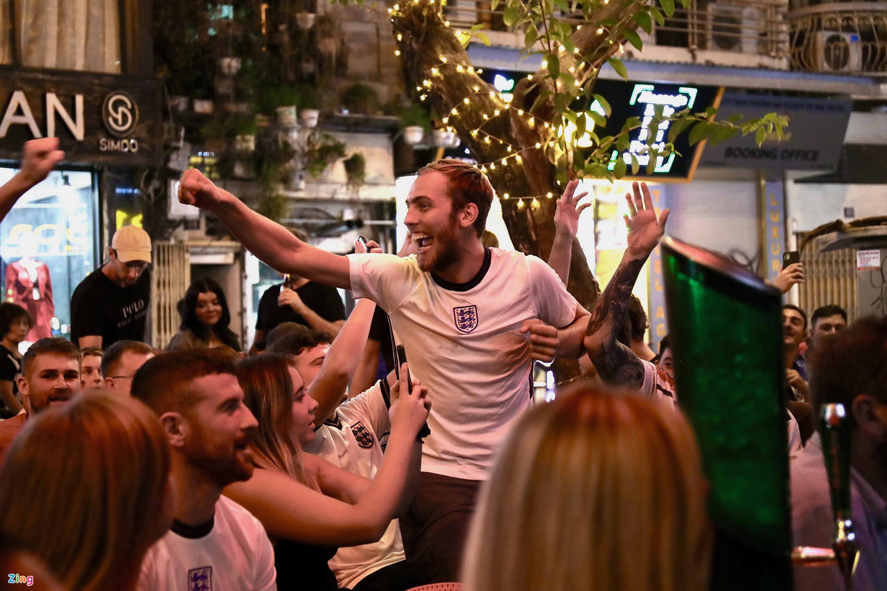 Cổ động viên Anh ăn mừng kỷ lục tại World Cup 2022