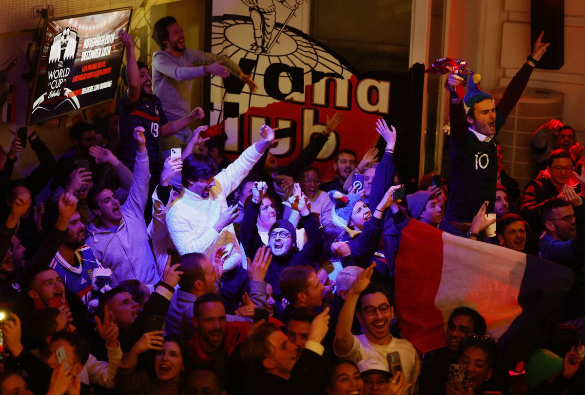 CĐV Pháp đổ ra đường ‘đi bão’ sau chiến thắng 