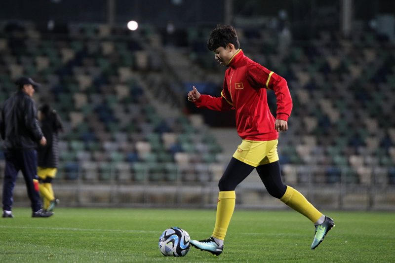 Đội tuyển nữ Việt Nam đối mặt với giá rét 10 độ C