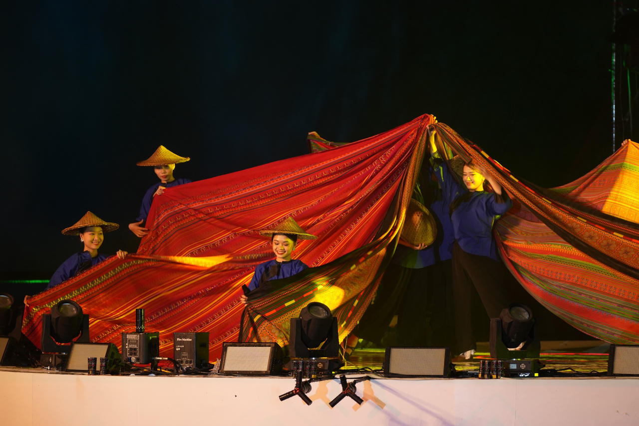 Tưng bừng Lễ hội du lịch thác Bản Giốc