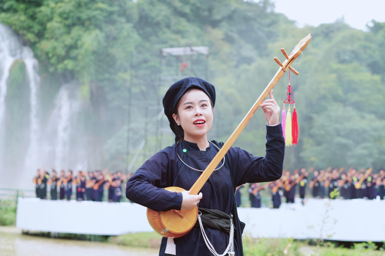 Tưng bừng Lễ hội du lịch thác Bản Giốc