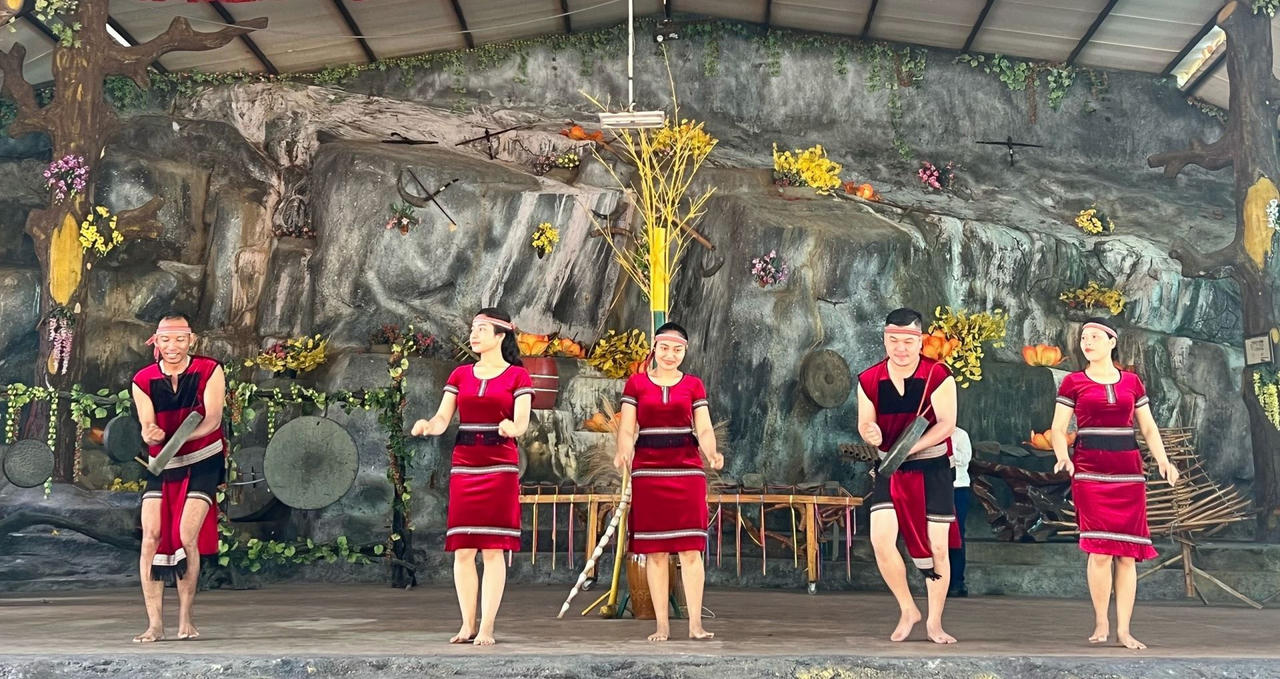 Bảo hiểm y tế cho đồng bào dân tộc thiểu số: Chắp cánh tương lai cho người dân