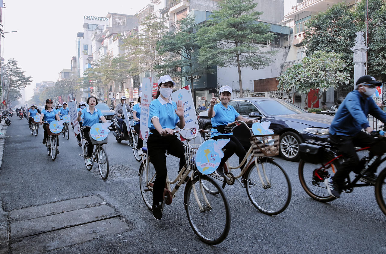 Phụ nữ Thủ đô đạp xe lan toả thông điệp phòng, chống HIV/AIDS