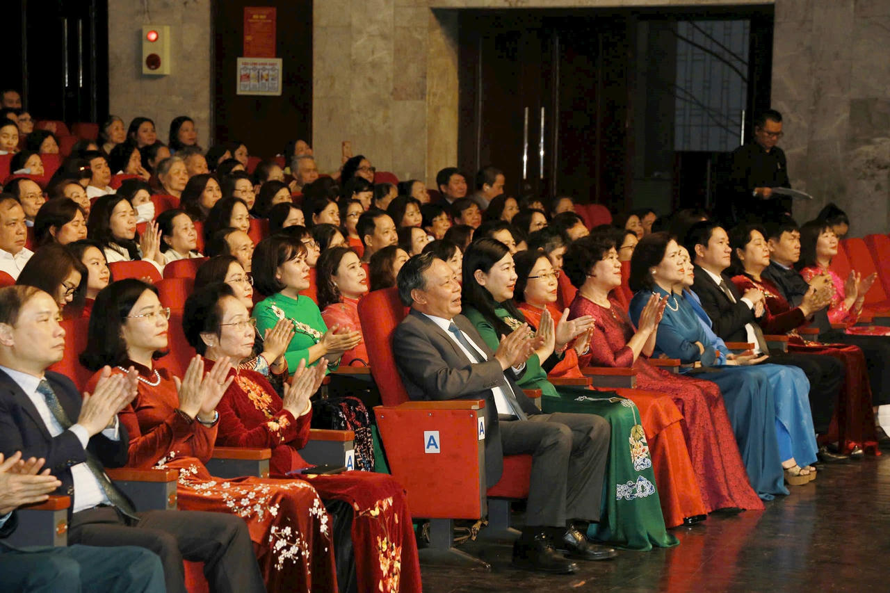 Chương trình nghệ thuật 'Sáng mãi truyền thống phụ nữ Ba đảm đang'