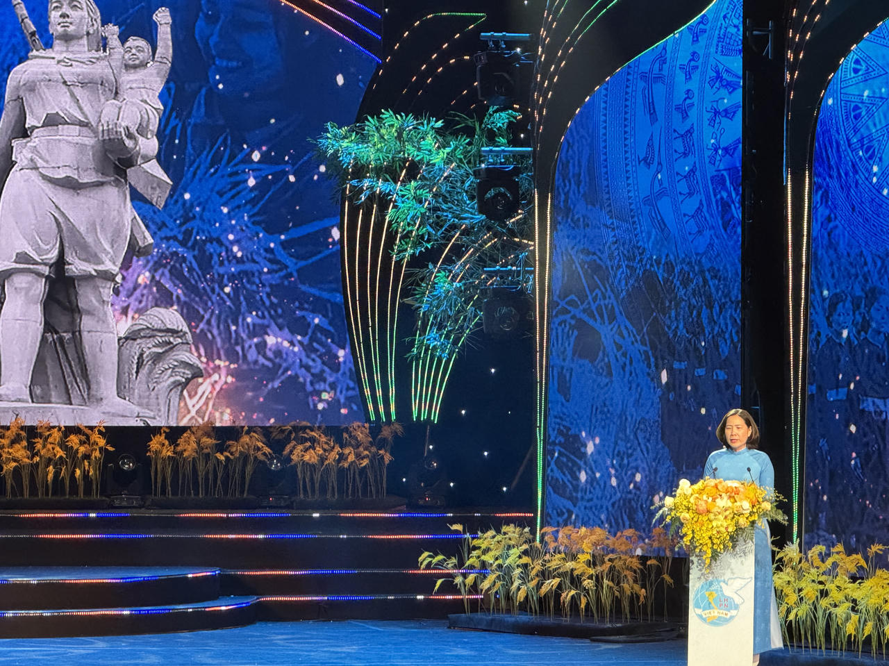 Chương trình nghệ thuật 'Sáng mãi truyền thống phụ nữ Ba đảm đang'