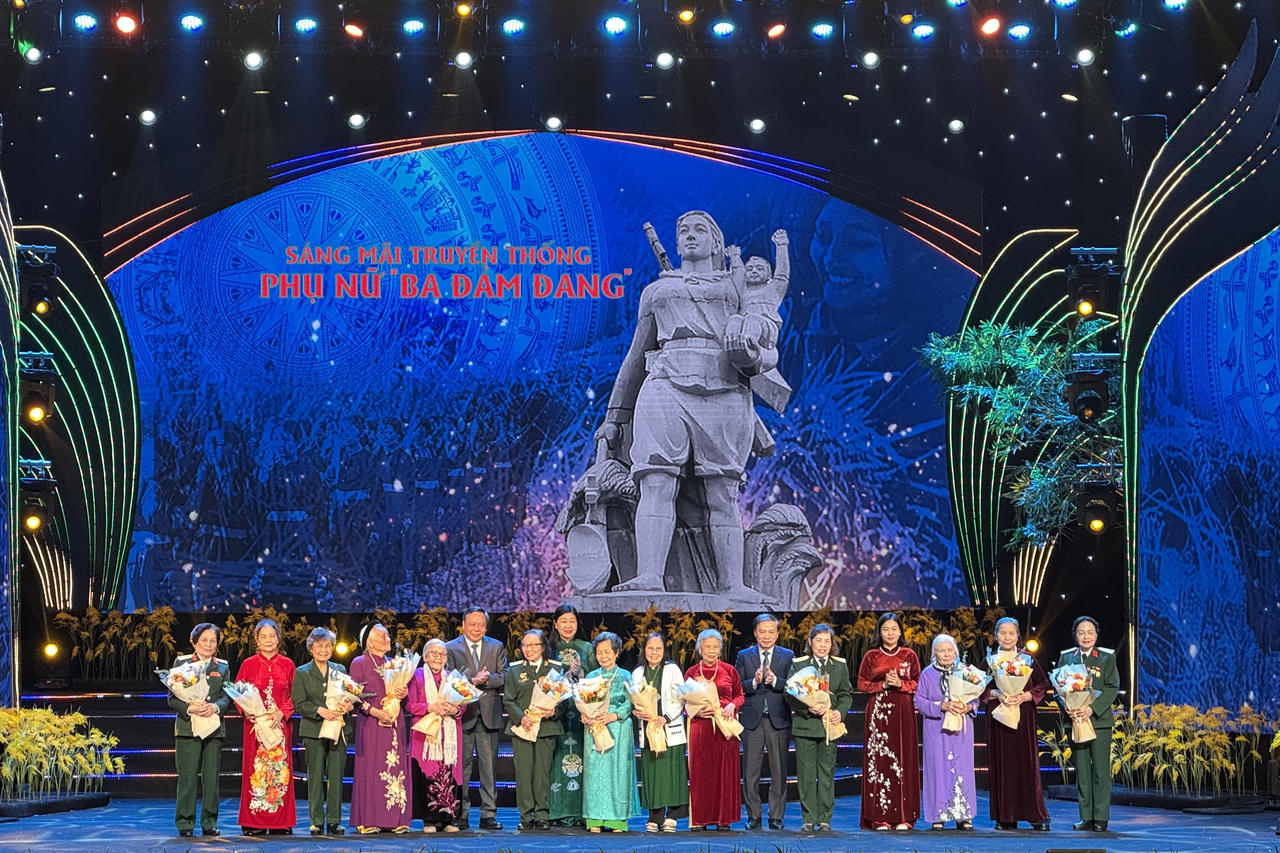 Chương trình nghệ thuật 'Sáng mãi truyền thống phụ nữ Ba đảm đang'