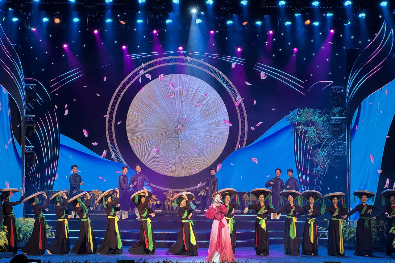 Chương trình nghệ thuật 'Sáng mãi truyền thống phụ nữ Ba đảm đang'