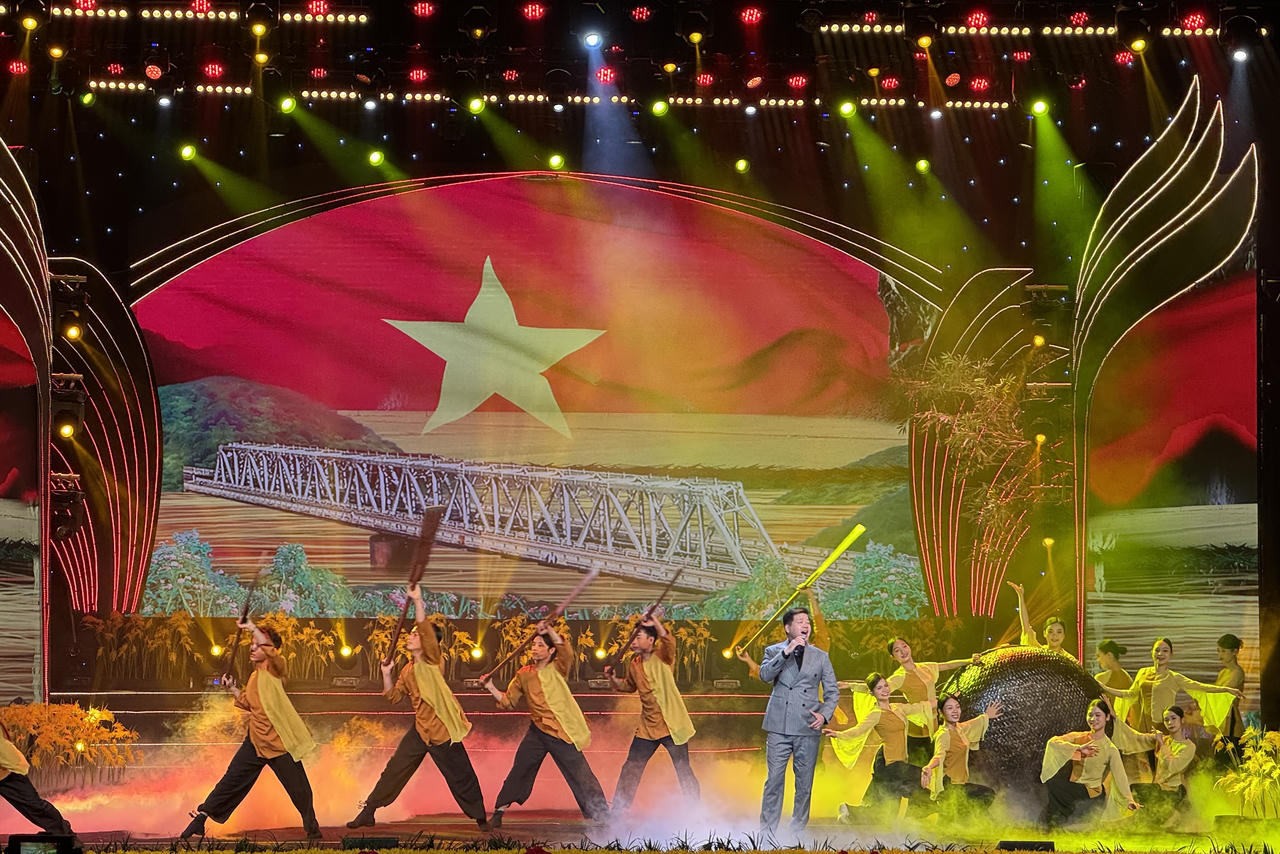 Chương trình nghệ thuật 'Sáng mãi truyền thống phụ nữ Ba đảm đang'