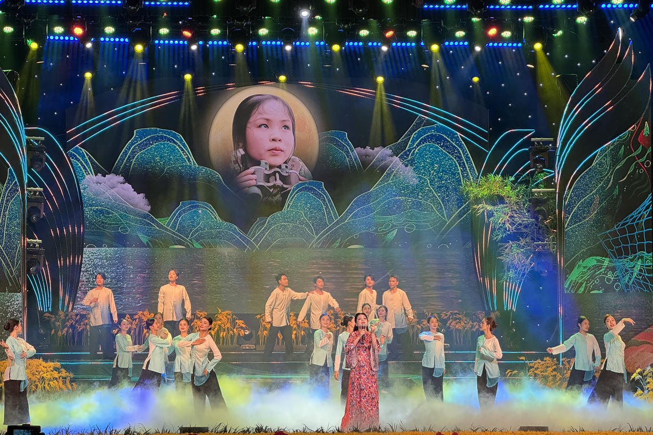 Chương trình nghệ thuật 'Sáng mãi truyền thống phụ nữ Ba đảm đang'