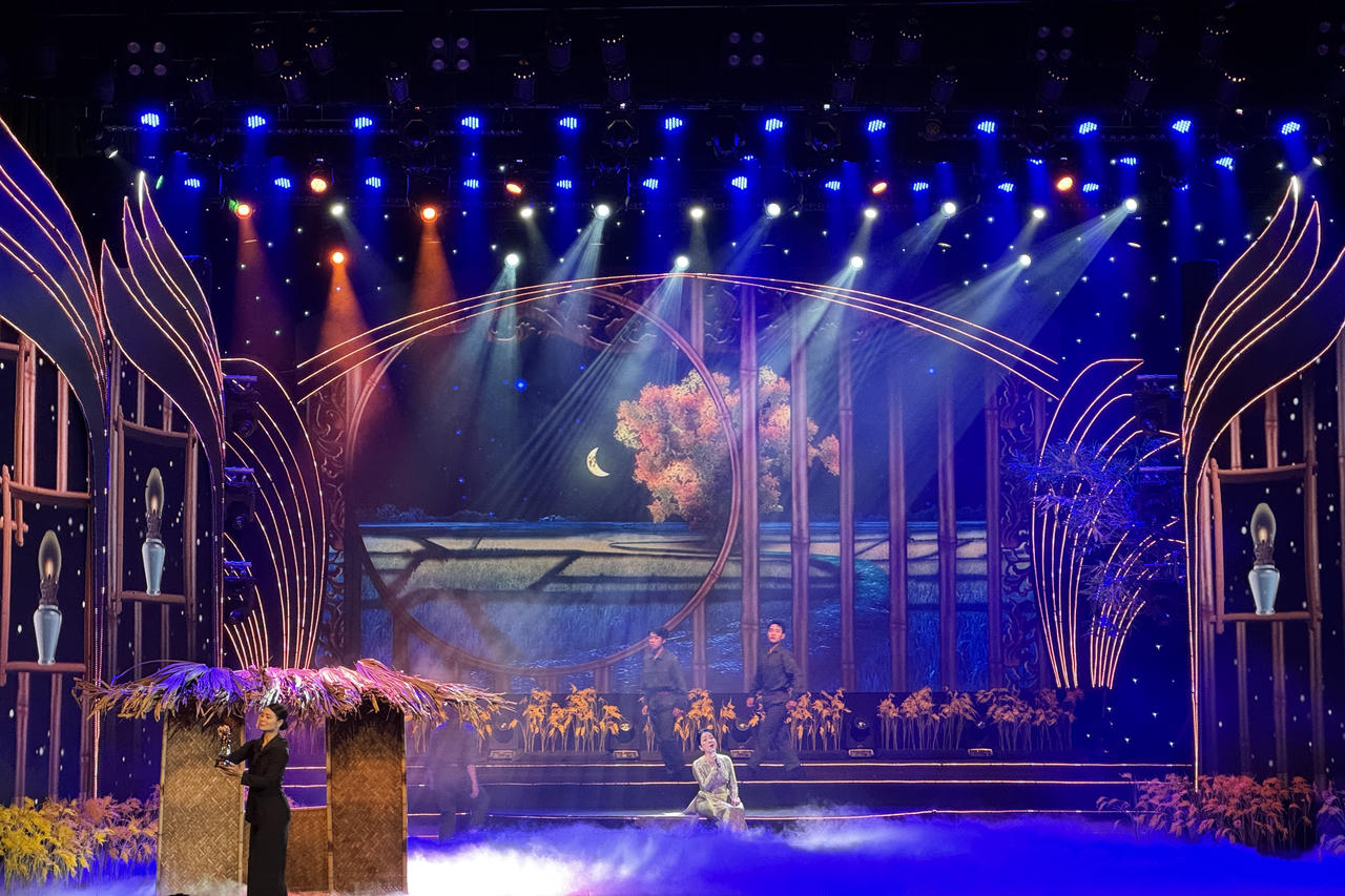 Chương trình nghệ thuật 'Sáng mãi truyền thống phụ nữ Ba đảm đang'