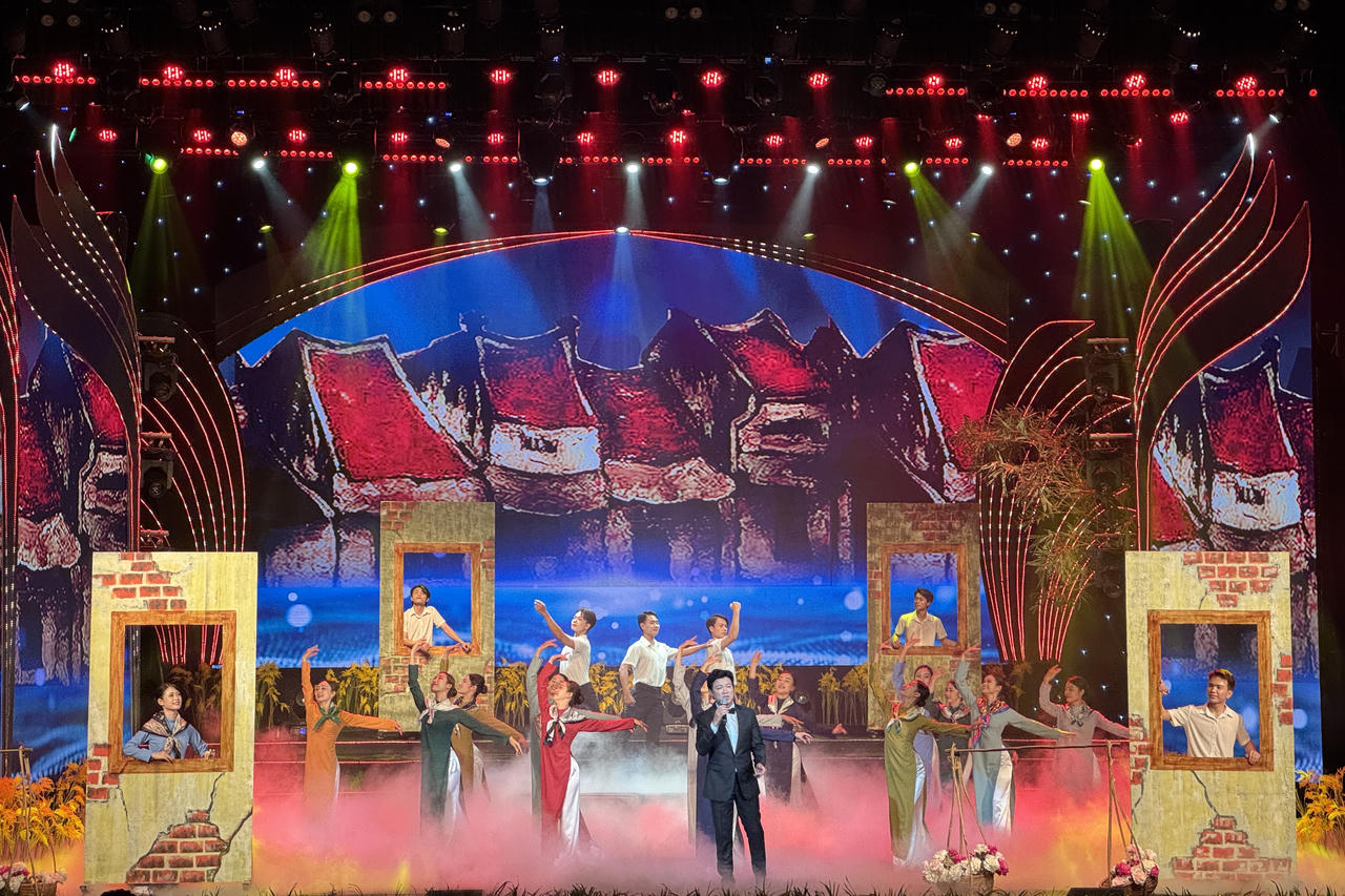 Chương trình nghệ thuật 'Sáng mãi truyền thống phụ nữ Ba đảm đang'