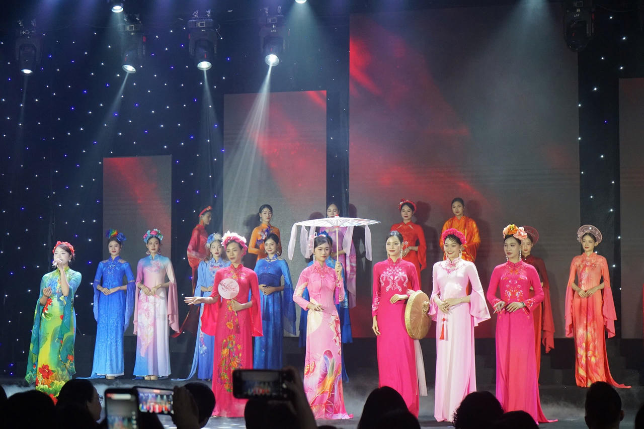 Tôn vinh giá trị Áo dài qua chương trình 'Hương sắc Việt Nam'