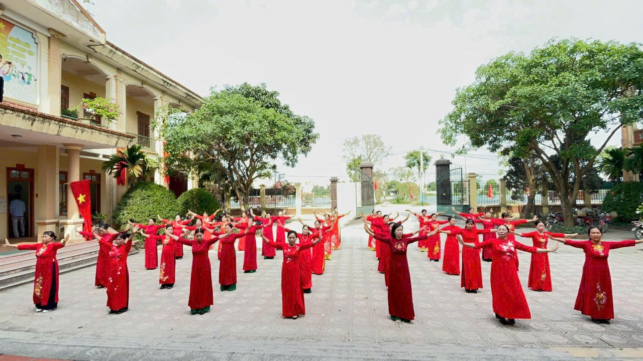 50.000 cán bộ, hội viên phụ nữ Hà Nội đồng diễn dân vũ chào mừng đại lễ 30/4 