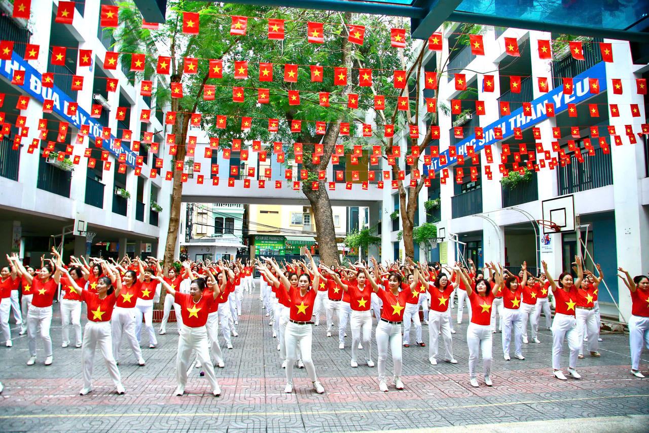 50.000 cán bộ, hội viên phụ nữ Hà Nội đồng diễn dân vũ chào mừng đại lễ 30/4 