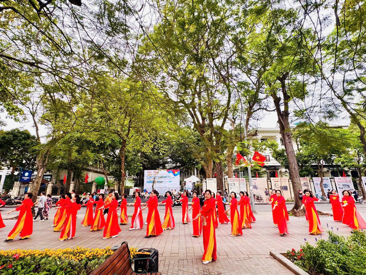 50.000 cán bộ, hội viên phụ nữ Hà Nội đồng diễn dân vũ chào mừng đại lễ 30/4 