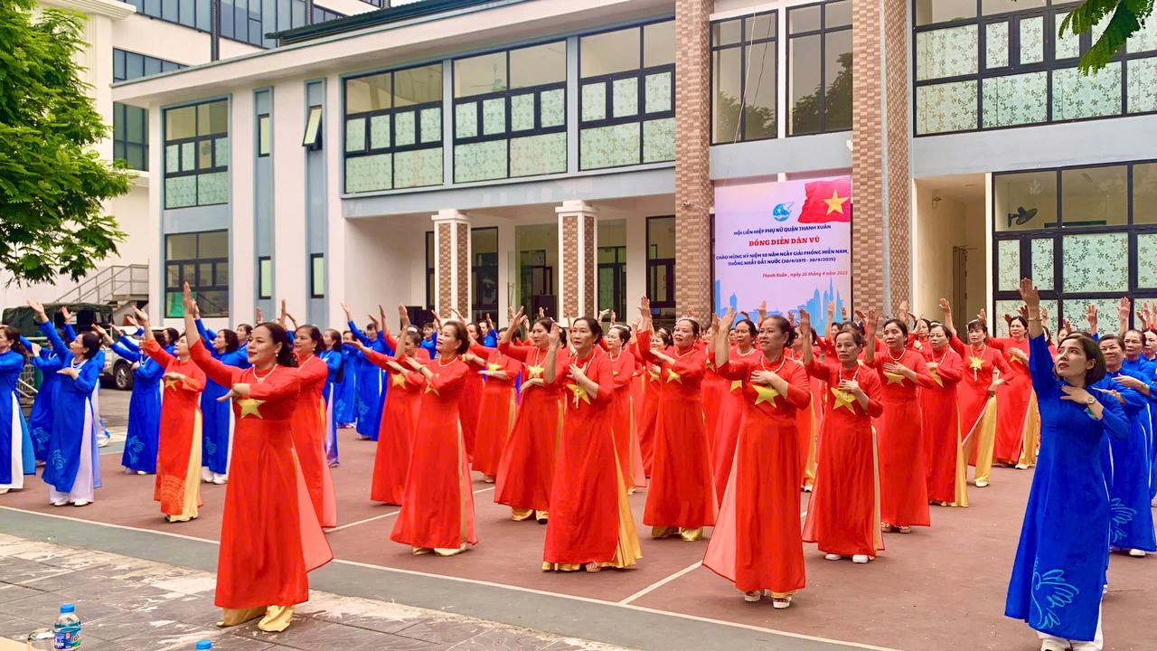 50.000 cán bộ, hội viên phụ nữ Hà Nội đồng diễn dân vũ chào mừng đại lễ 30/4 