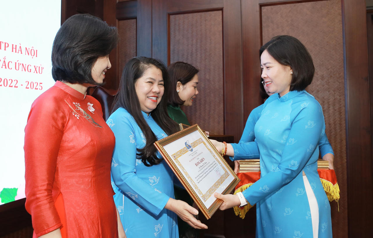 Biểu dương điển hình tiêu biểu Phụ nữ Thủ đô thi đua làm theo lời Bác
