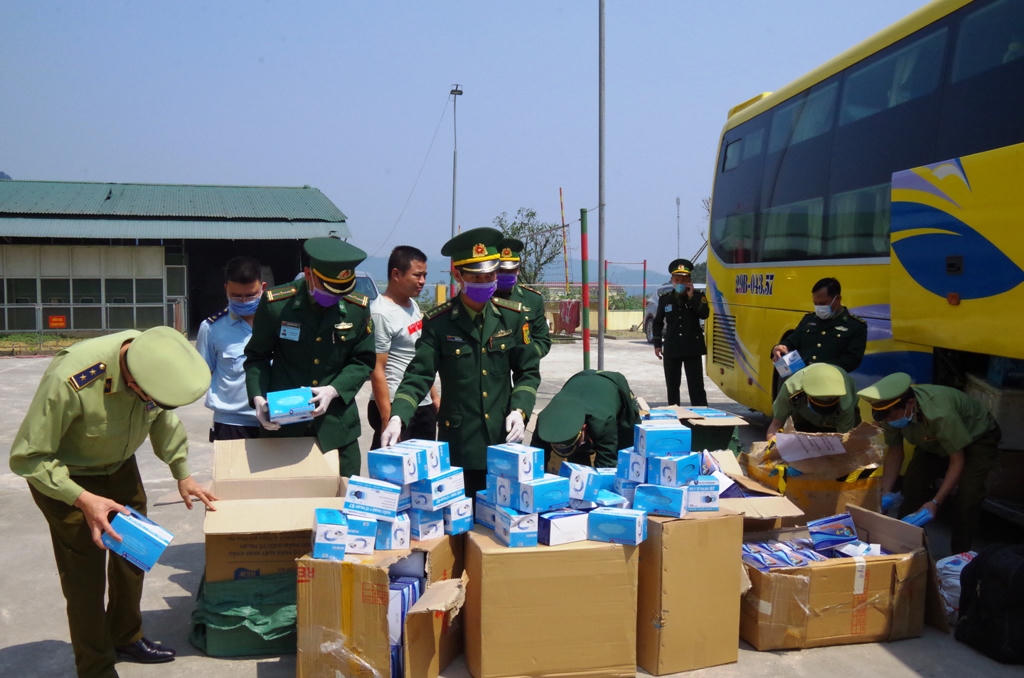 Bắt gần 30.000 khẩu trang y tế từ Việt nam đưa sang Lào tiêu thụ