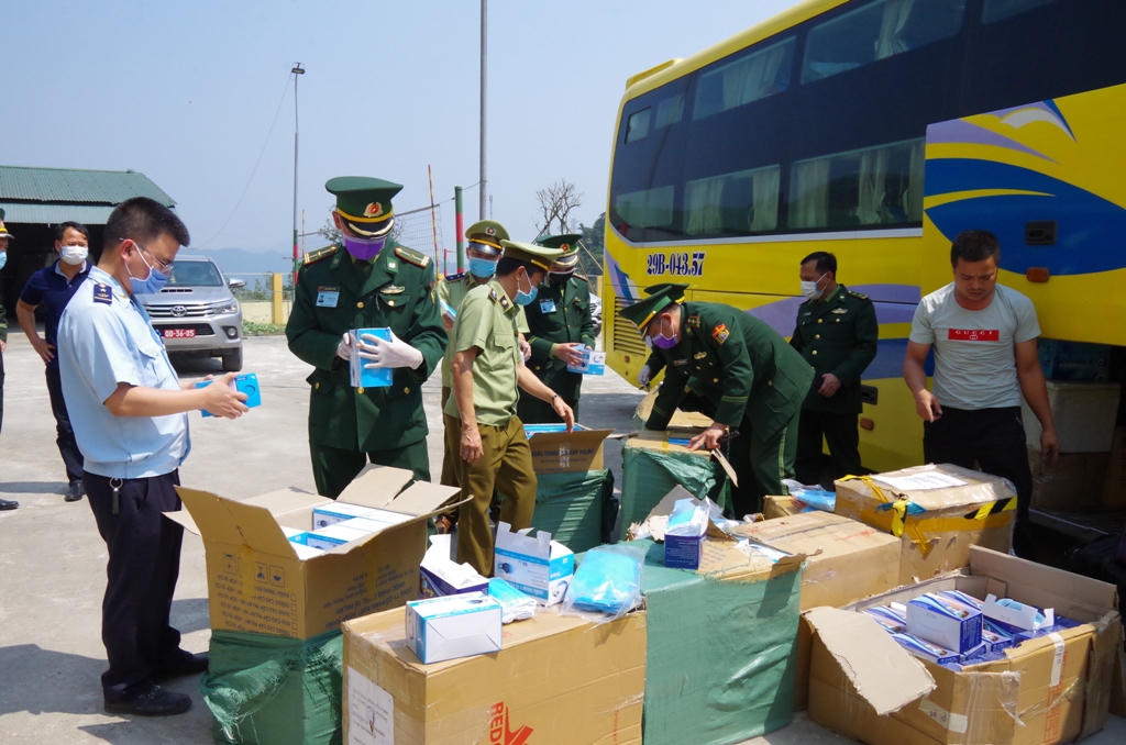 Bắt gần 30.000 khẩu trang y tế từ Việt nam đưa sang Lào tiêu thụ