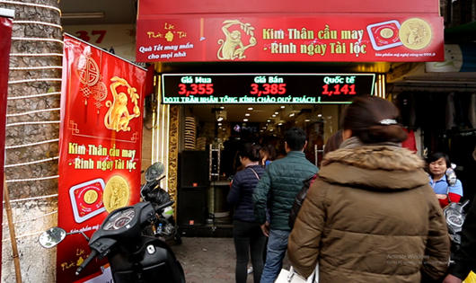 Ngày vía Thần Tài, người dân đi mua vàng như trẩy hội