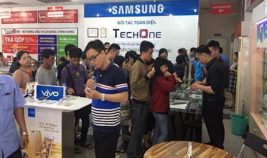 “Kẻ hủy diệt” Galaxy J7 Prime lên kệ rầm rộ, giá 6,3 triệu đồng