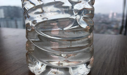 Dị vật nổi đầy trong chai nước mang nhãn hiệu Aqualife