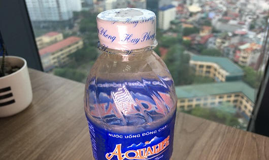 Dị vật nổi đầy trong chai nước mang nhãn hiệu Aqualife