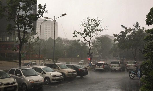 Mưa lớn gây ngập nhiều tuyến phố Hà Nội