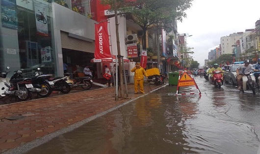 Mưa lớn gây ngập nhiều tuyến phố Hà Nội