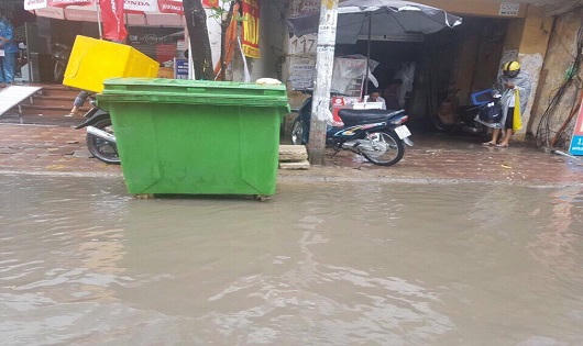 Mưa lớn gây ngập nhiều tuyến phố Hà Nội