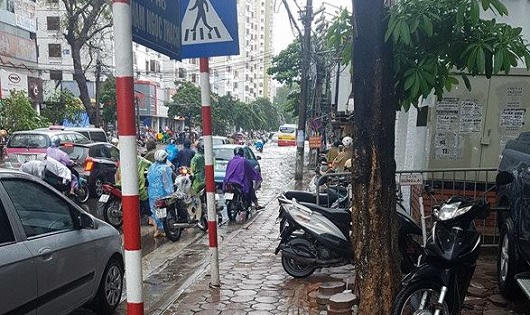 Mưa lớn gây ngập nhiều tuyến phố Hà Nội