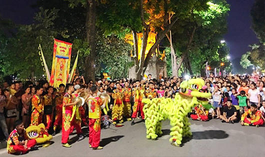 Tưng bừng không khí lễ hội quanh hồ Hoàn Kiếm tối 2/9