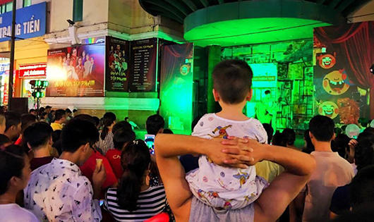 Tưng bừng không khí lễ hội quanh hồ Hoàn Kiếm tối 2/9