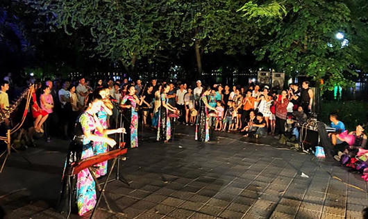 Tưng bừng không khí lễ hội quanh hồ Hoàn Kiếm tối 2/9