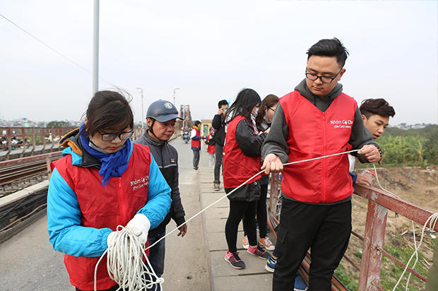 Nhiều tình nguyện viên hướng dẫn người dân thả cá chép tiễn ông Táo