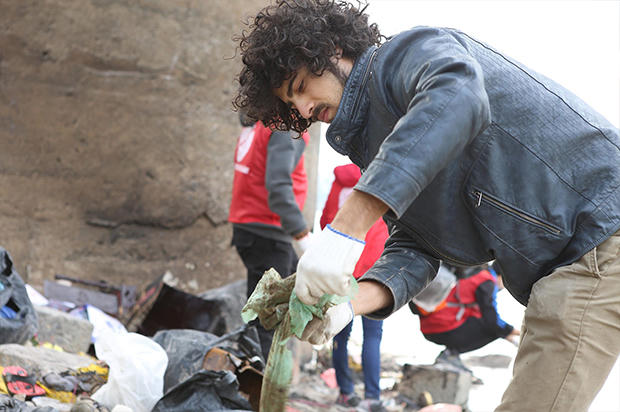 Nhiều tình nguyện viên hướng dẫn người dân thả cá chép tiễn ông Táo