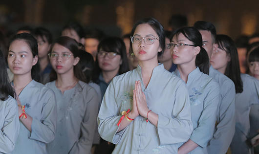 Hàng ngàn phật tử đổ về đêm hội hoa đăng Tây Thiên