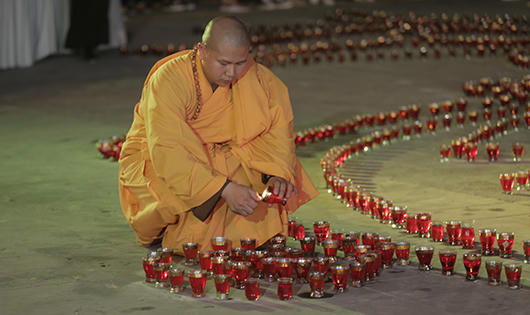 Hàng ngàn phật tử đổ về đêm hội hoa đăng Tây Thiên