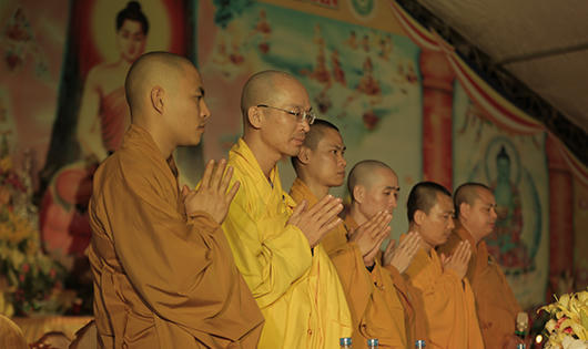 Hàng ngàn phật tử đổ về đêm hội hoa đăng Tây Thiên