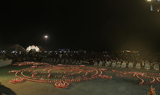 Hàng ngàn phật tử đổ về đêm hội hoa đăng Tây Thiên