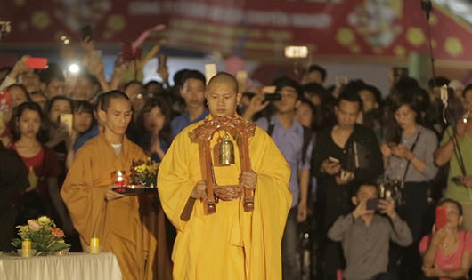Hàng ngàn phật tử đổ về đêm hội hoa đăng Tây Thiên