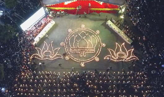 Hàng ngàn phật tử đổ về đêm hội hoa đăng Tây Thiên