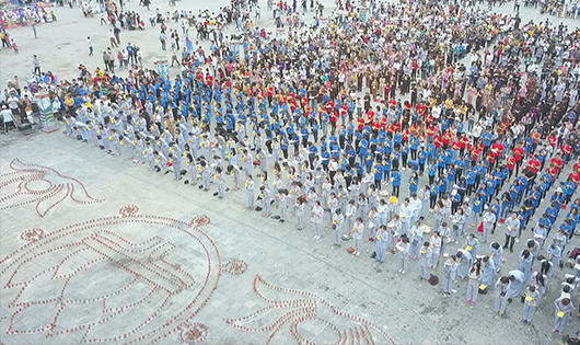 Hàng ngàn phật tử đổ về đêm hội hoa đăng Tây Thiên